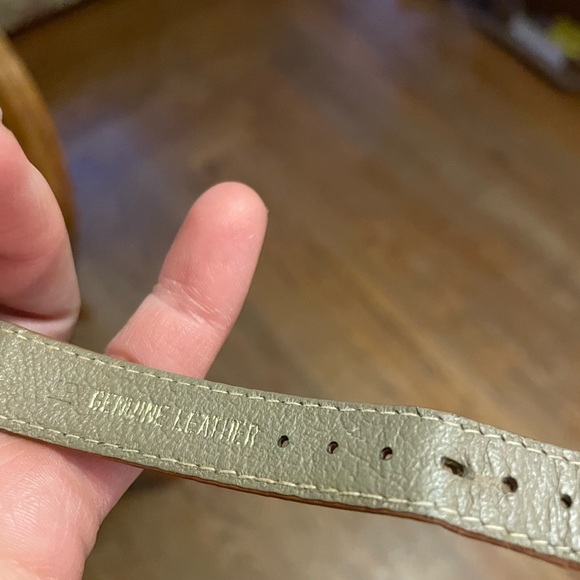 Authentic Gucci Vintage Ladies Watch Gold Tone with Logo Leather Strap run - Picture 4 of 5